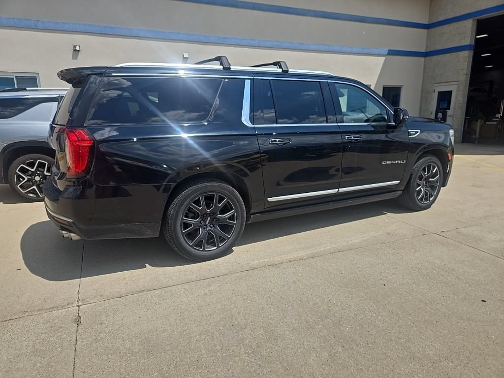 Used 2021 GMC Yukon XL Denali w/ Denali Ultimate Package AWD/4WD image 2