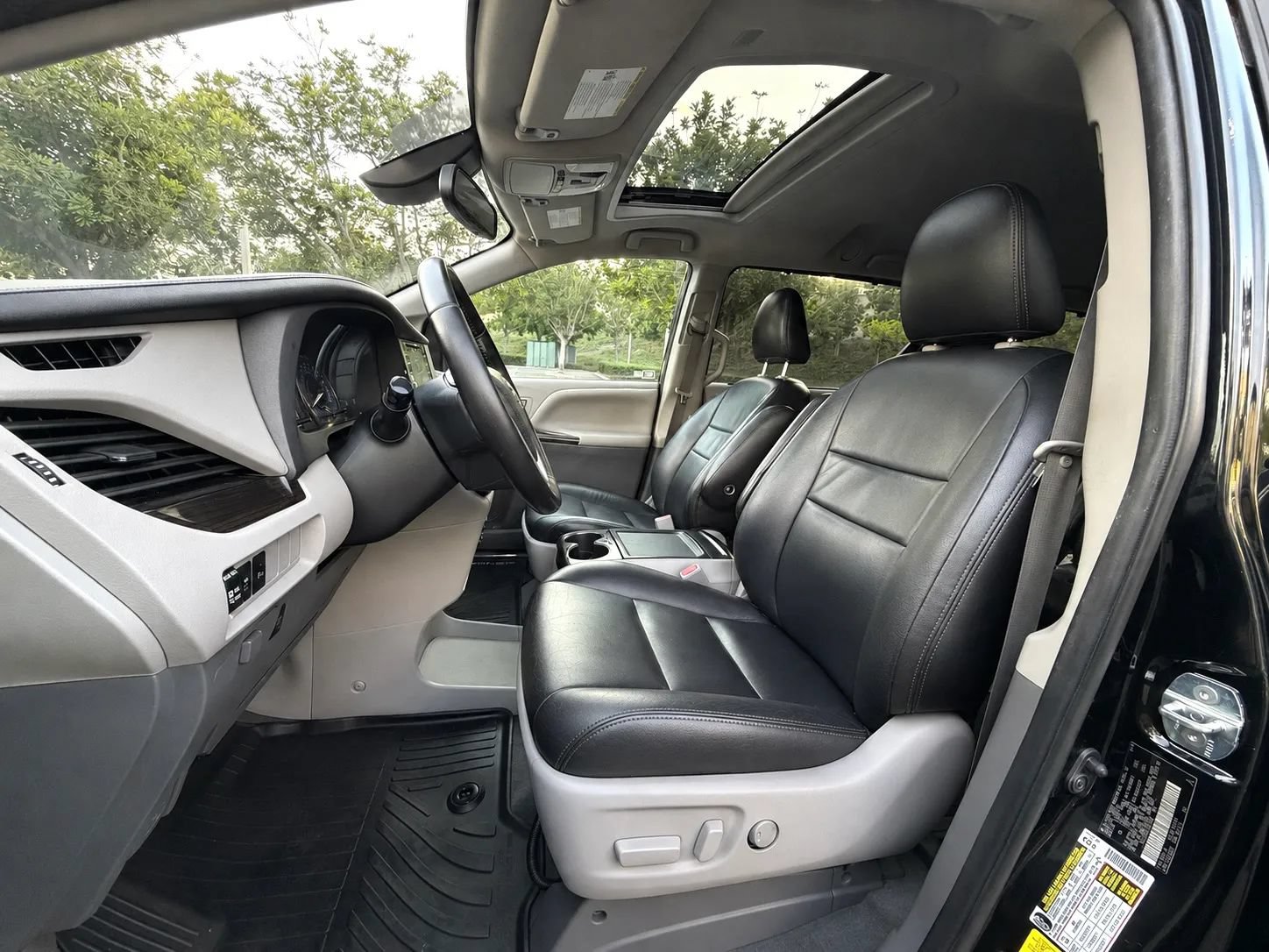 Used 2020 Toyota Sienna XLE w/ XLE Navigation Package FWD image 9