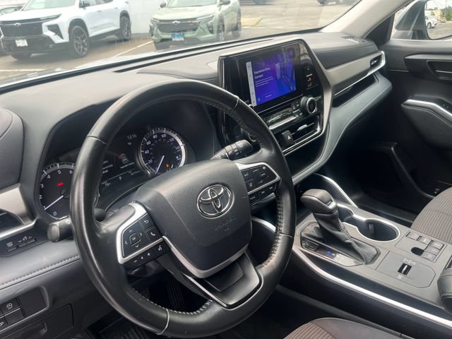 Used 2023 Toyota Highlander LE FWD image 12