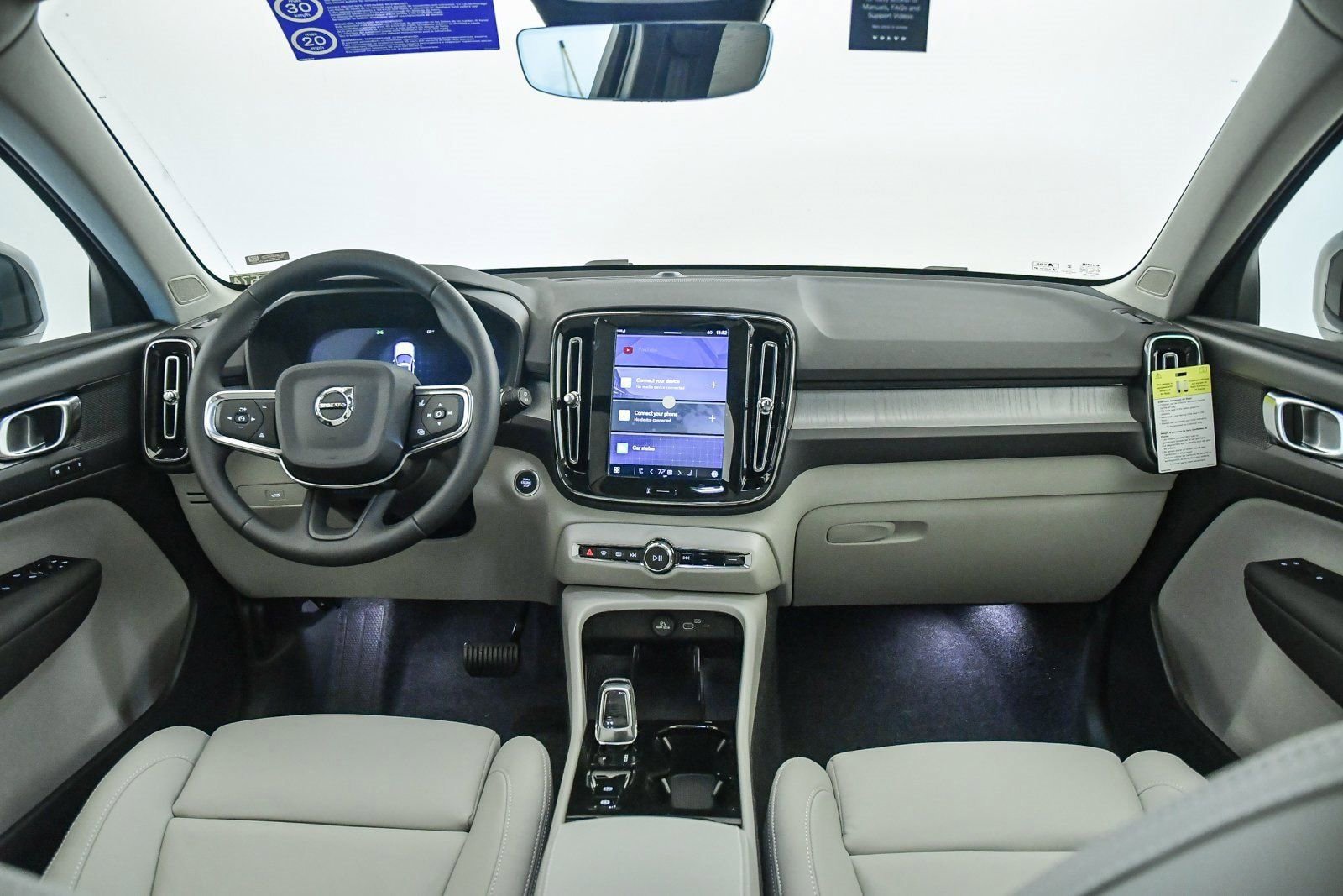 Used 2025 Volvo XC40 B5 Plus w/ Protection Package Premier image 3