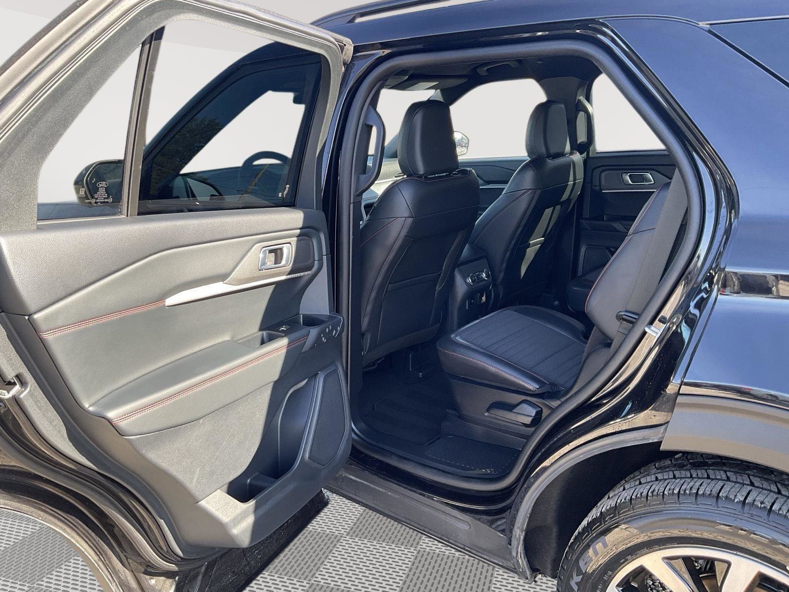 Used 2025 Ford Explorer ST-Line image 16