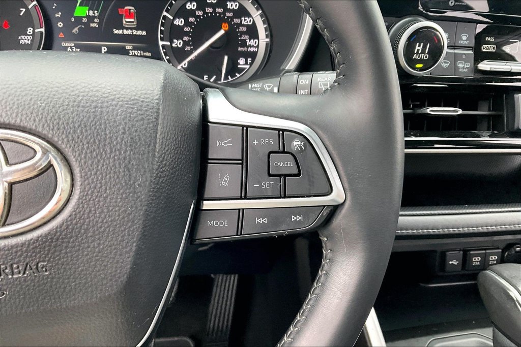 Used 2021 Toyota Highlander XLE FWD image 12