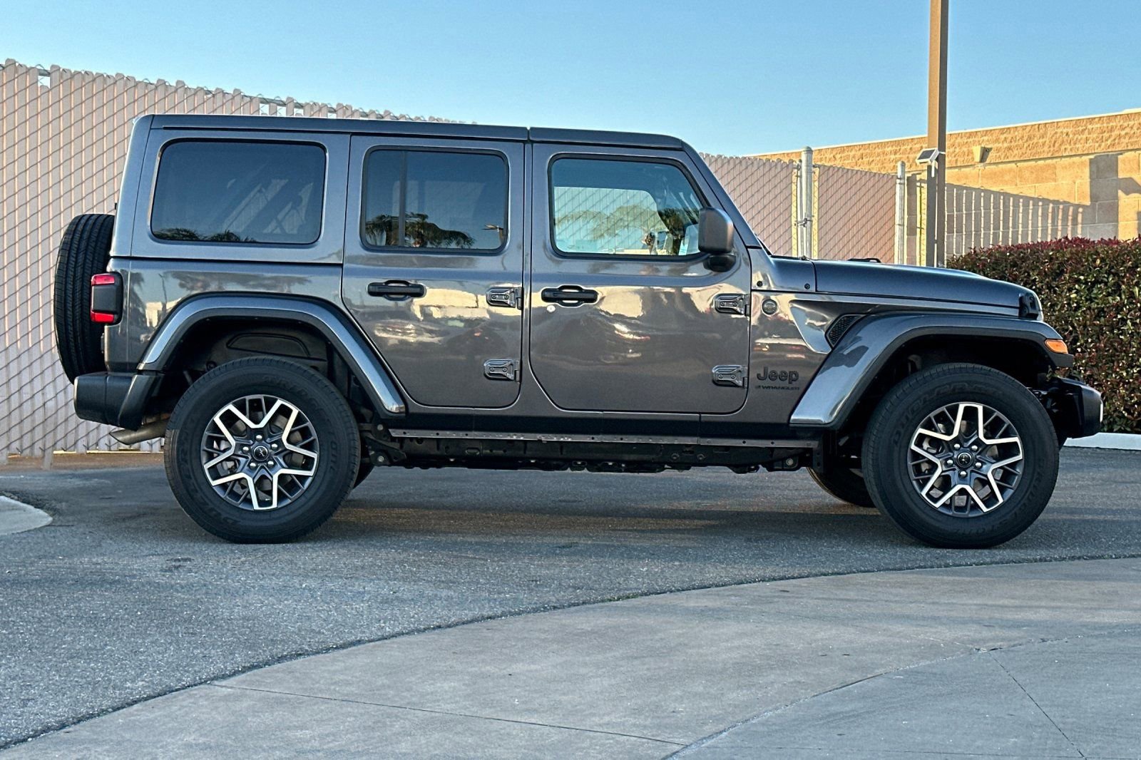Used 2025 Jeep Wrangler Sahara image 3