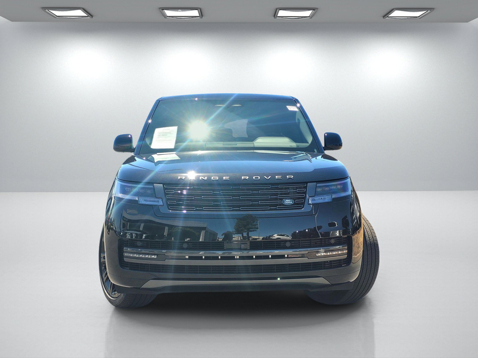 Used 2025 Land Rover Range Rover Long Wheelbase SE AWD/4WD image 2