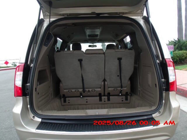 Used 2014 Chrysler Town & Country Touring image 10