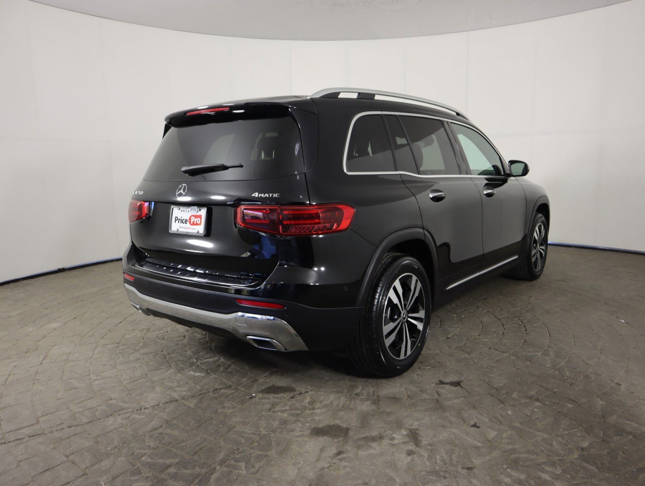 Used 2025 Mercedes-Benz GLB 250 4MATIC image 9