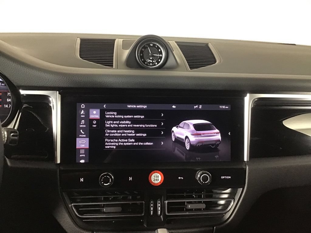 Certified 2024 Porsche Macan AWD/4WD image 34