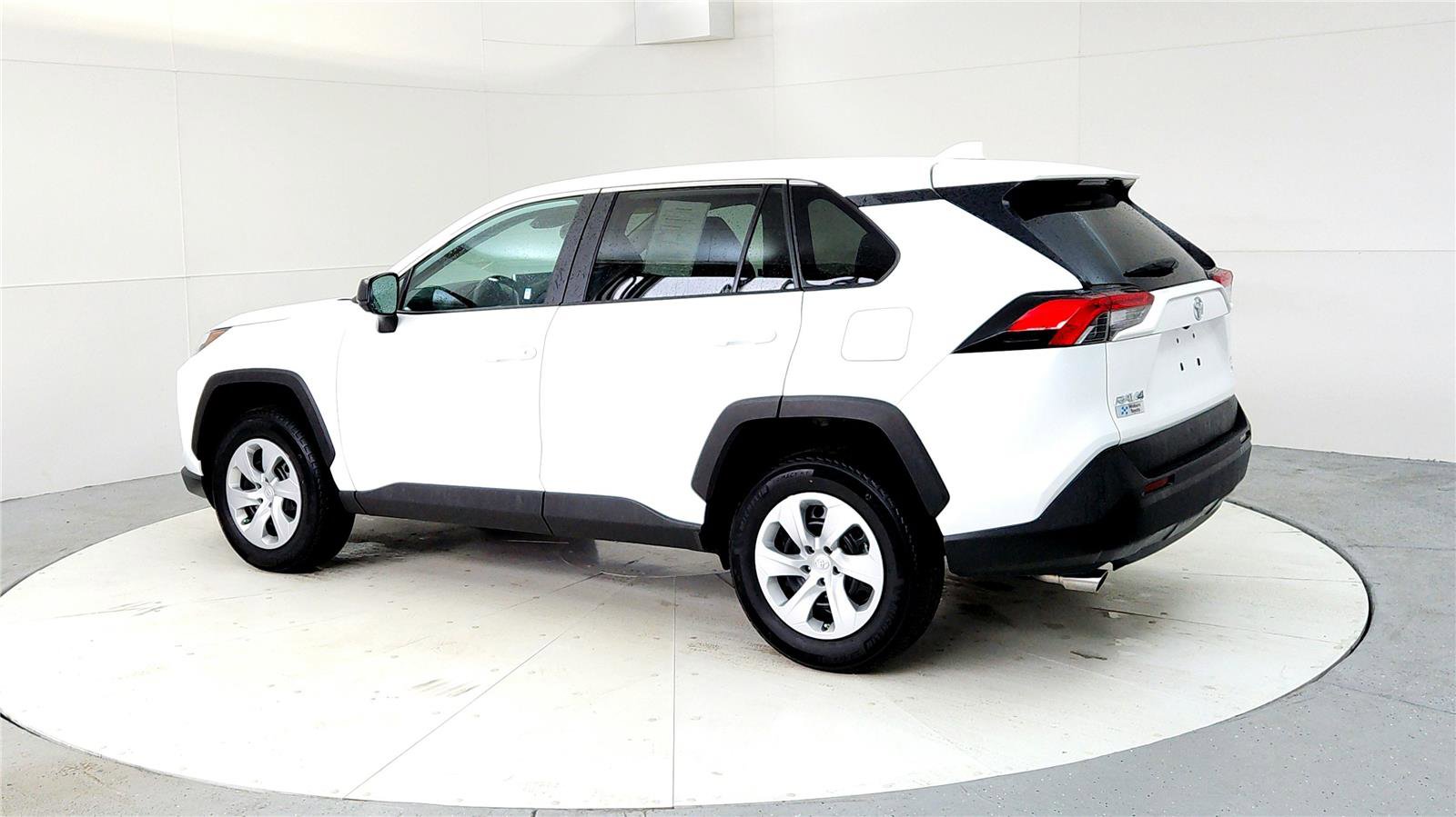 Used 2023 Toyota RAV4 LE image 4