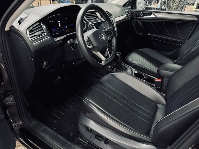 Used 2022 Volkswagen Tiguan SE w/ Panoramic Sunroof Package image 18