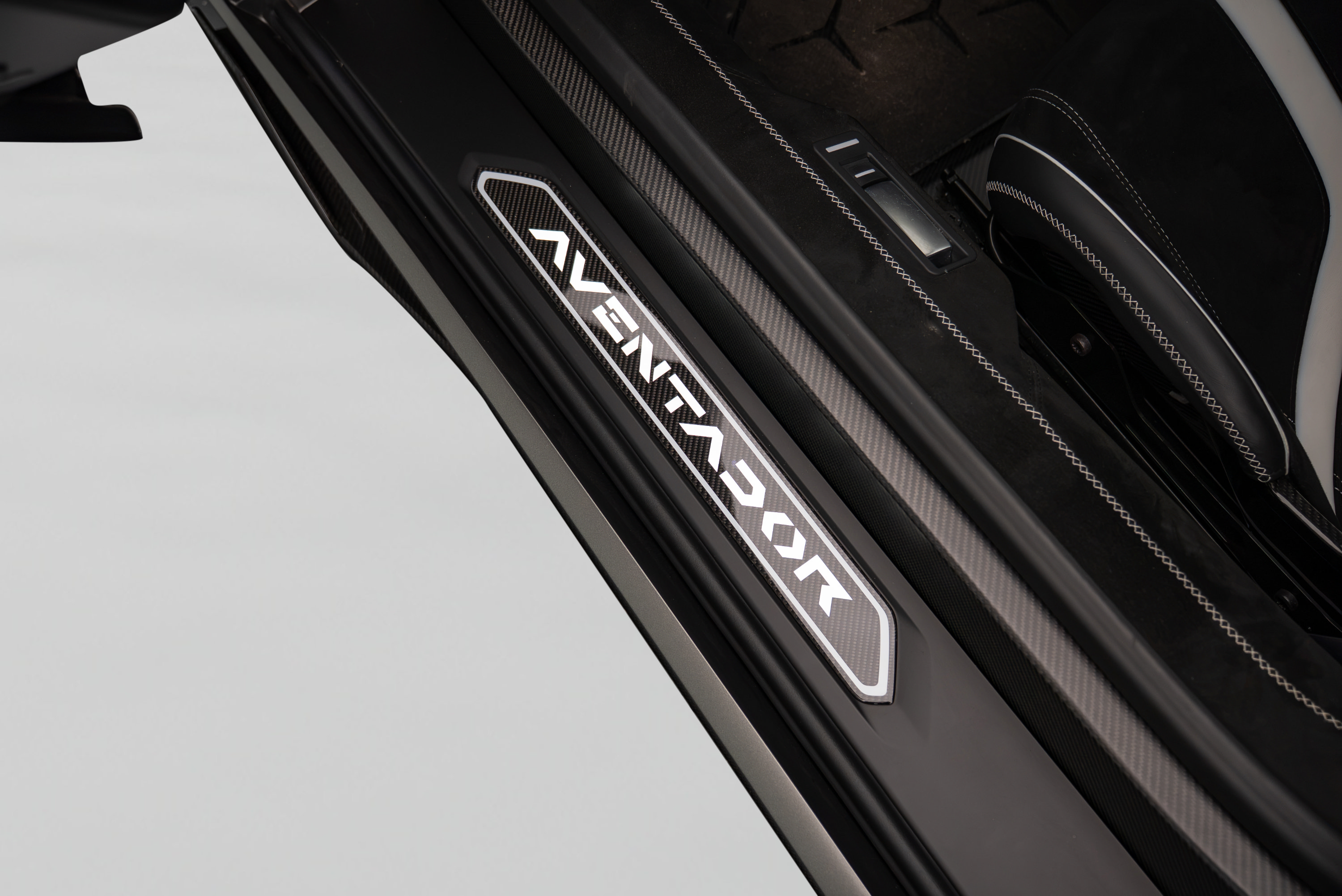 Used 2020 Lamborghini Aventador SVJ AWD/4WD image 11