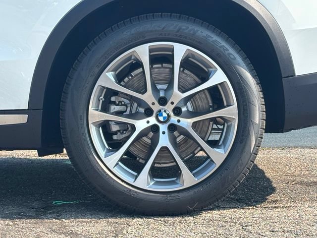 New 2026 BMW X5 xDrive50e w/ Premium Package AWD/4WD image 3