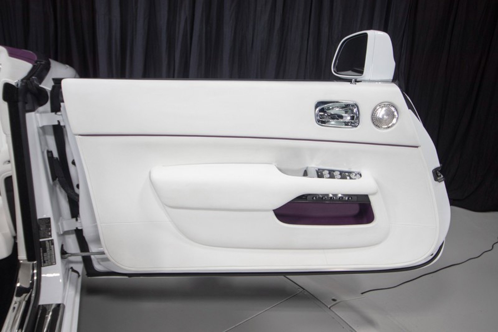 Used 2017 Rolls-Royce Dawn image 38