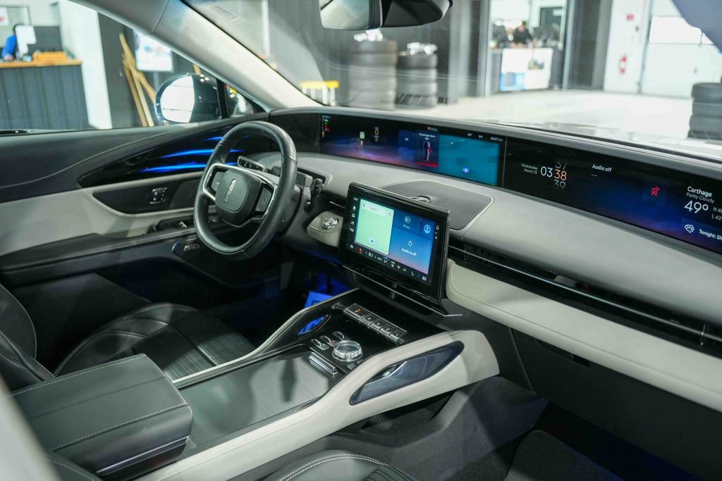 Used 2024 Lincoln Nautilus Reserve w/ Equipment Group 202A image 16