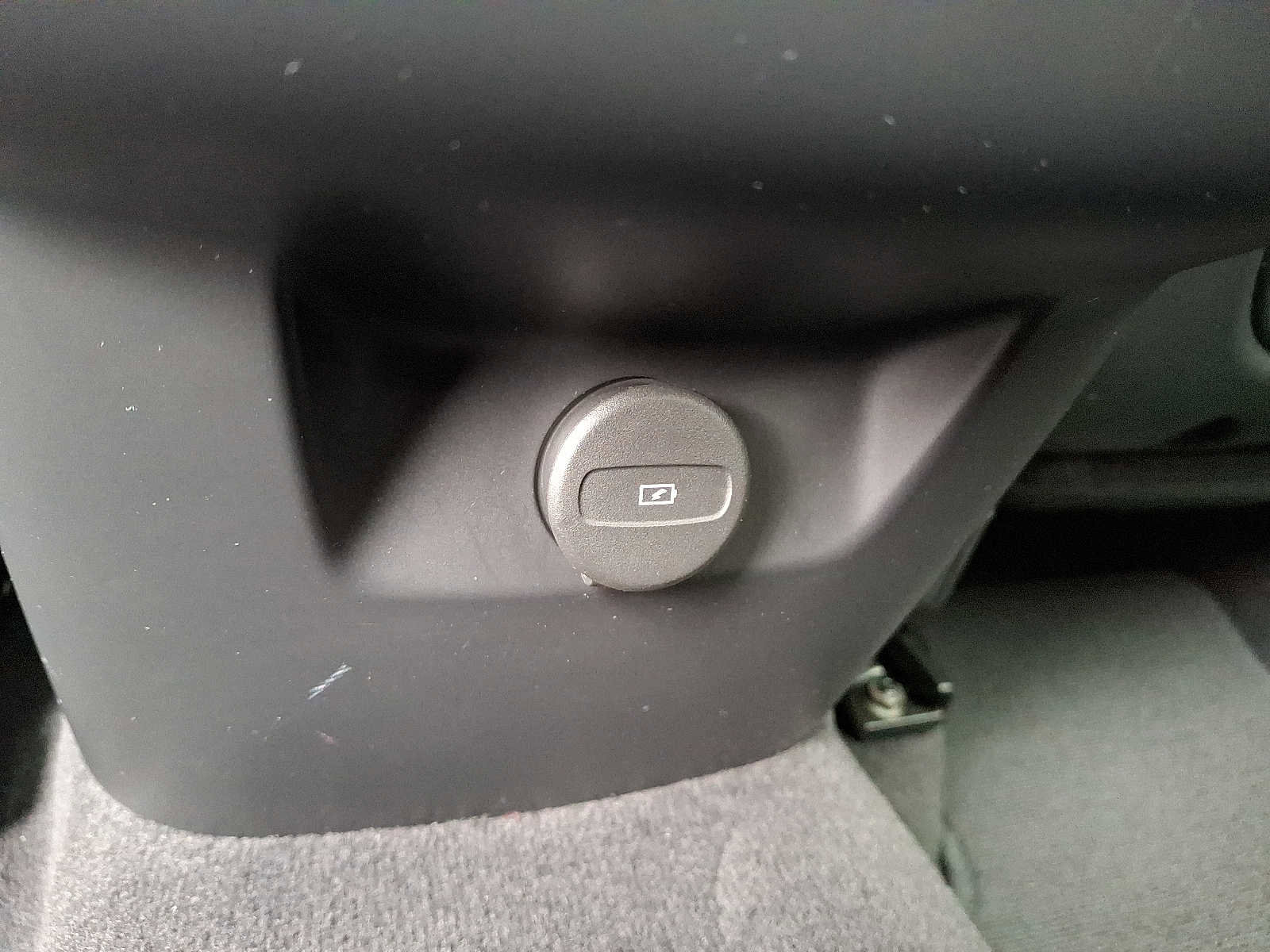 Used 2022 Volvo XC60 B5 Momentum image 11