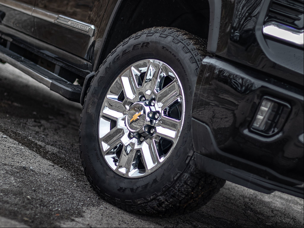 Used 2024 Chevrolet Silverado 2500 High Country w/ Z71 Off-Road Package AWD/4WD image 4