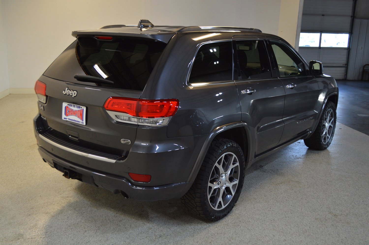 Used 2019 Jeep Grand Cherokee Overland image 3