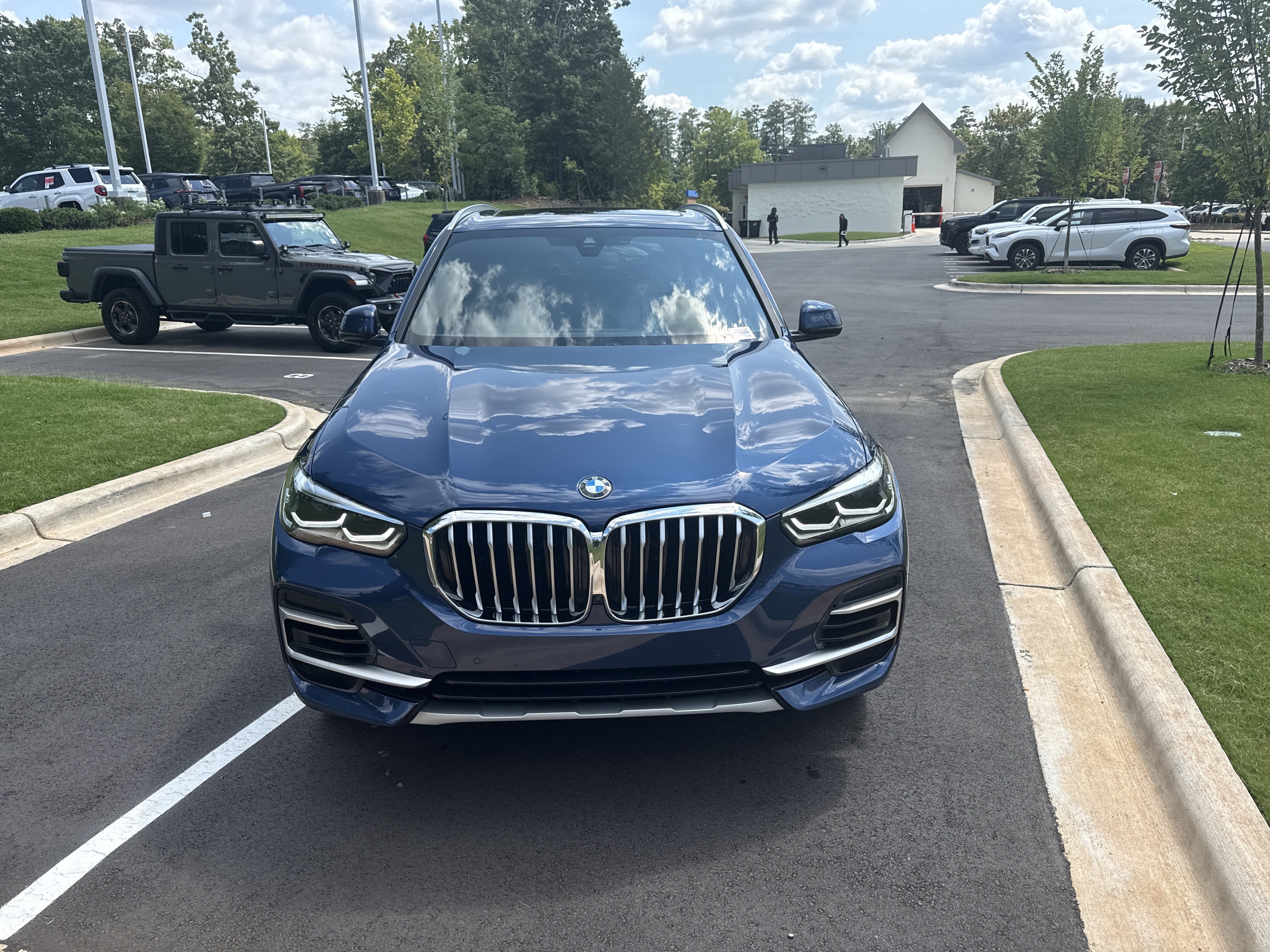 Used 2023 BMW X5 xDrive40i w/ Premium Package AWD/4WD image 3