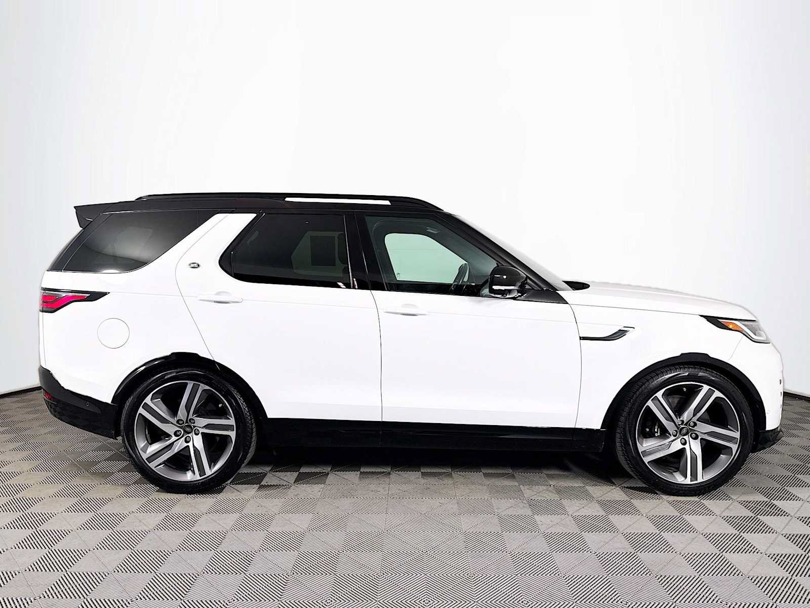 Used 2023 Land Rover Discovery Metropolitan Edition AWD/4WD image 4