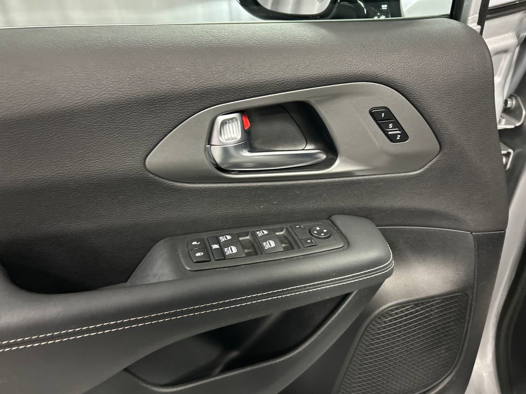 Used 2026 Chrysler Pacifica Select image 13