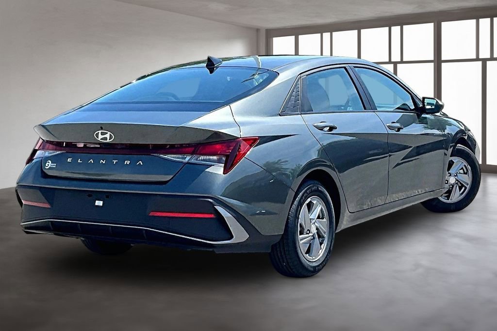Used 2024 Hyundai Elantra SE FWD image 3