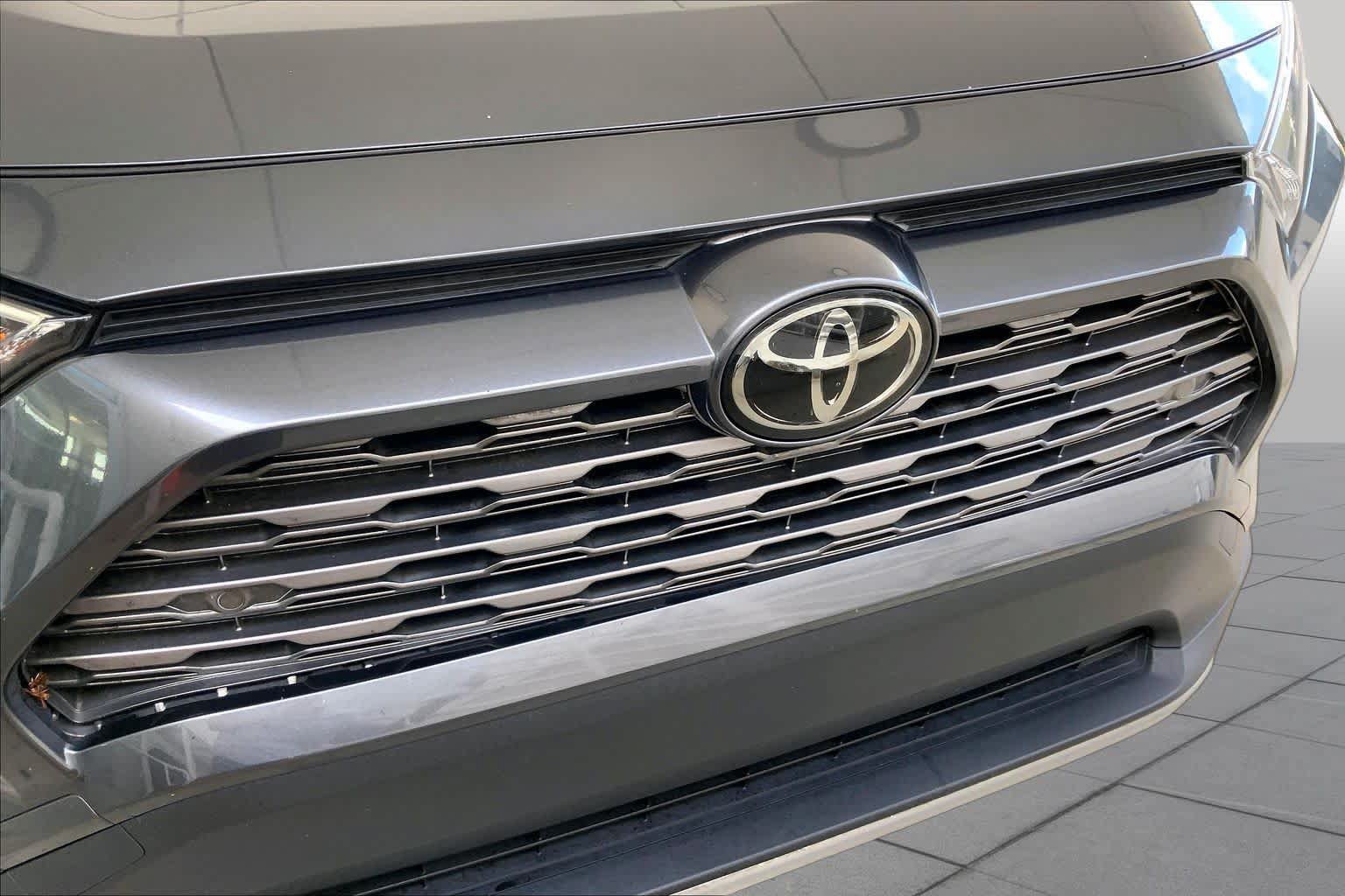 Used 2020 Toyota RAV4 Limited FWD image 29