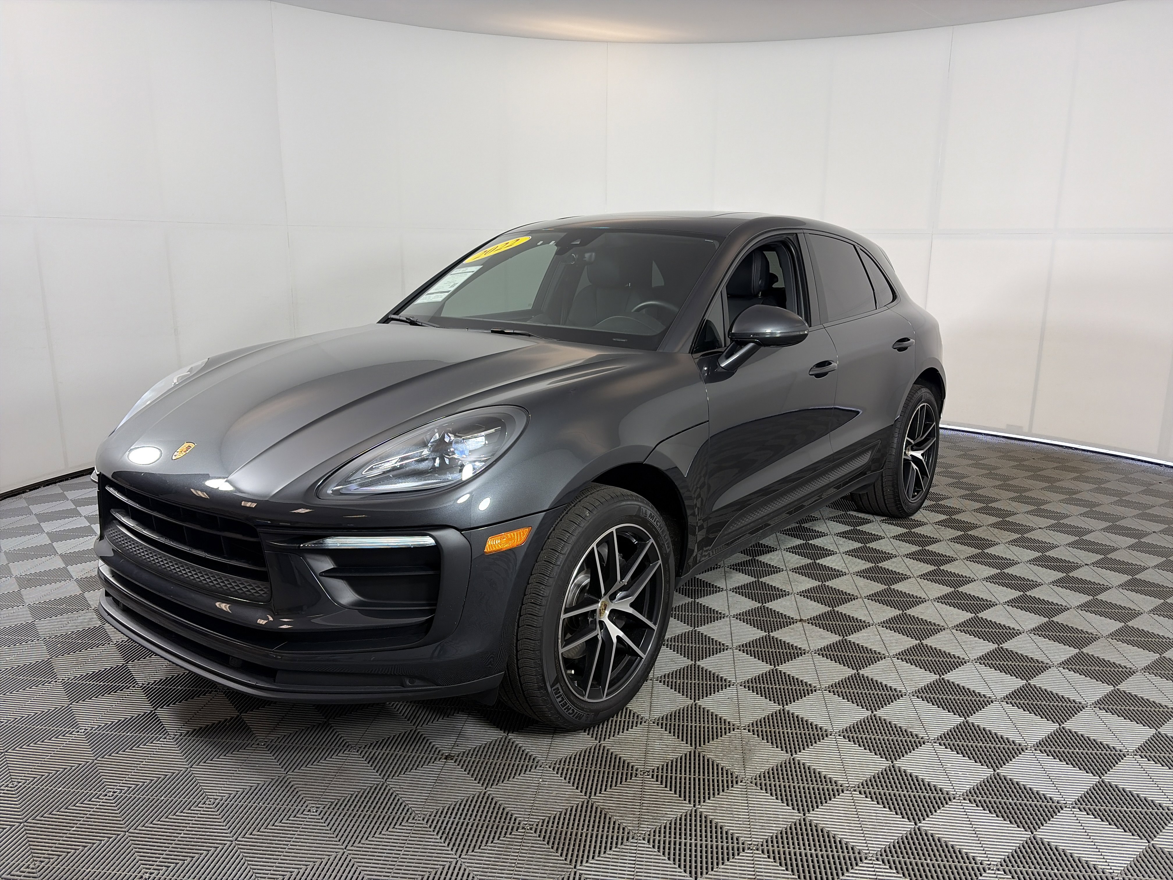 Used 2022 Porsche Macan AWD/4WD image 2