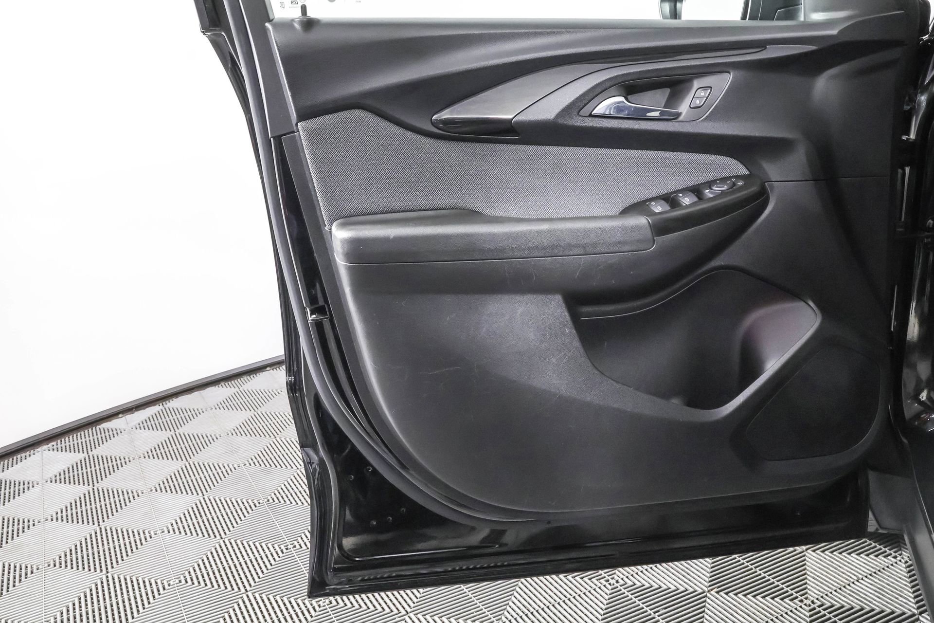 Used 2023 Chevrolet TrailBlazer LT image 32