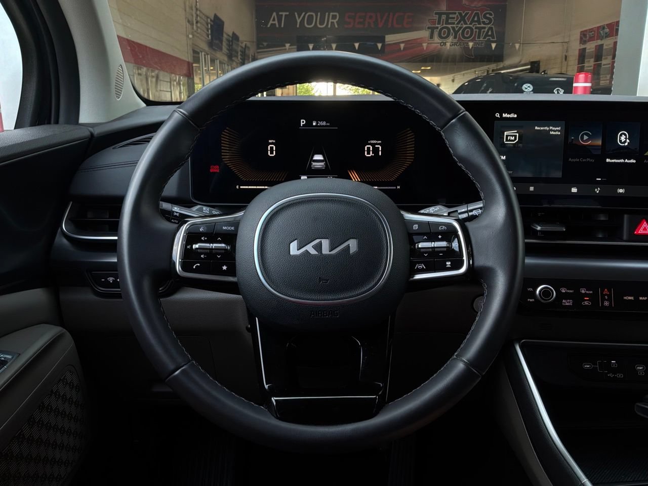 Used 2026 Kia Carnival FWD image 37