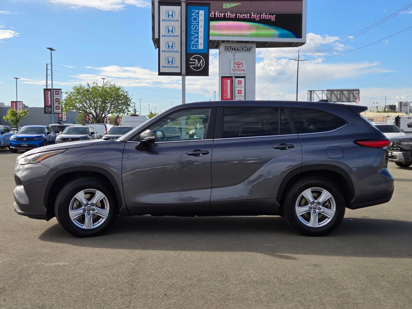 Used 2023 Toyota Highlander L FWD image 4