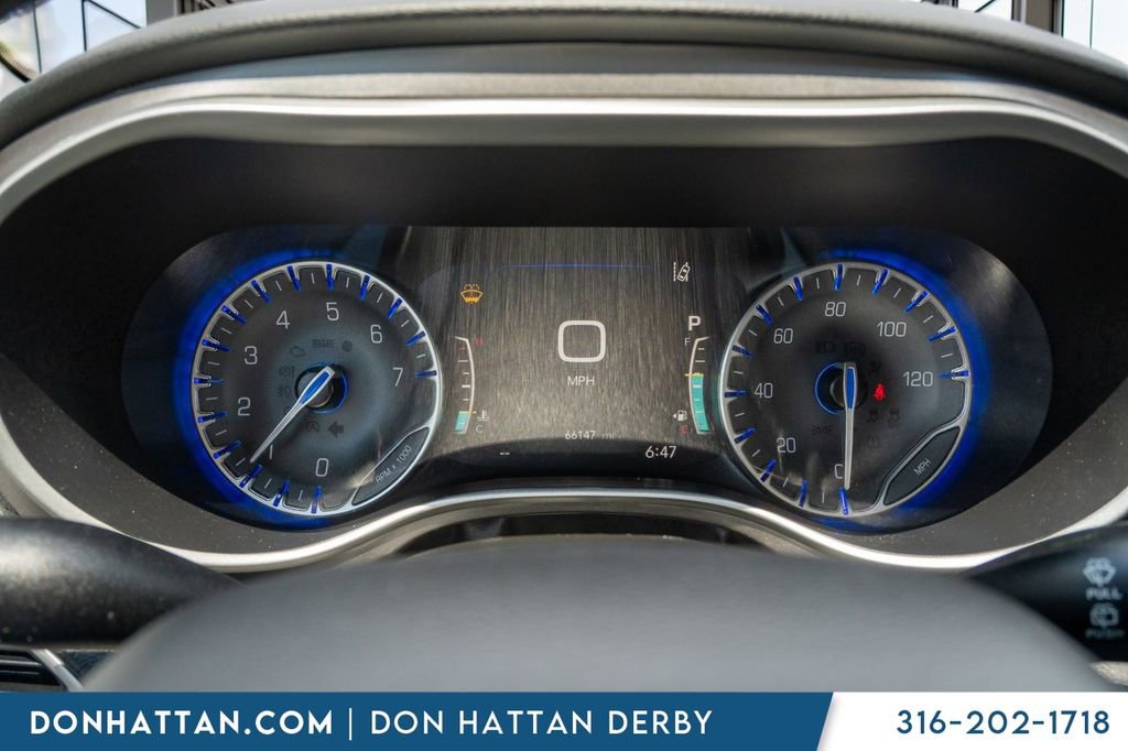 Used 2023 Chrysler Pacifica Touring-L FWD image 8