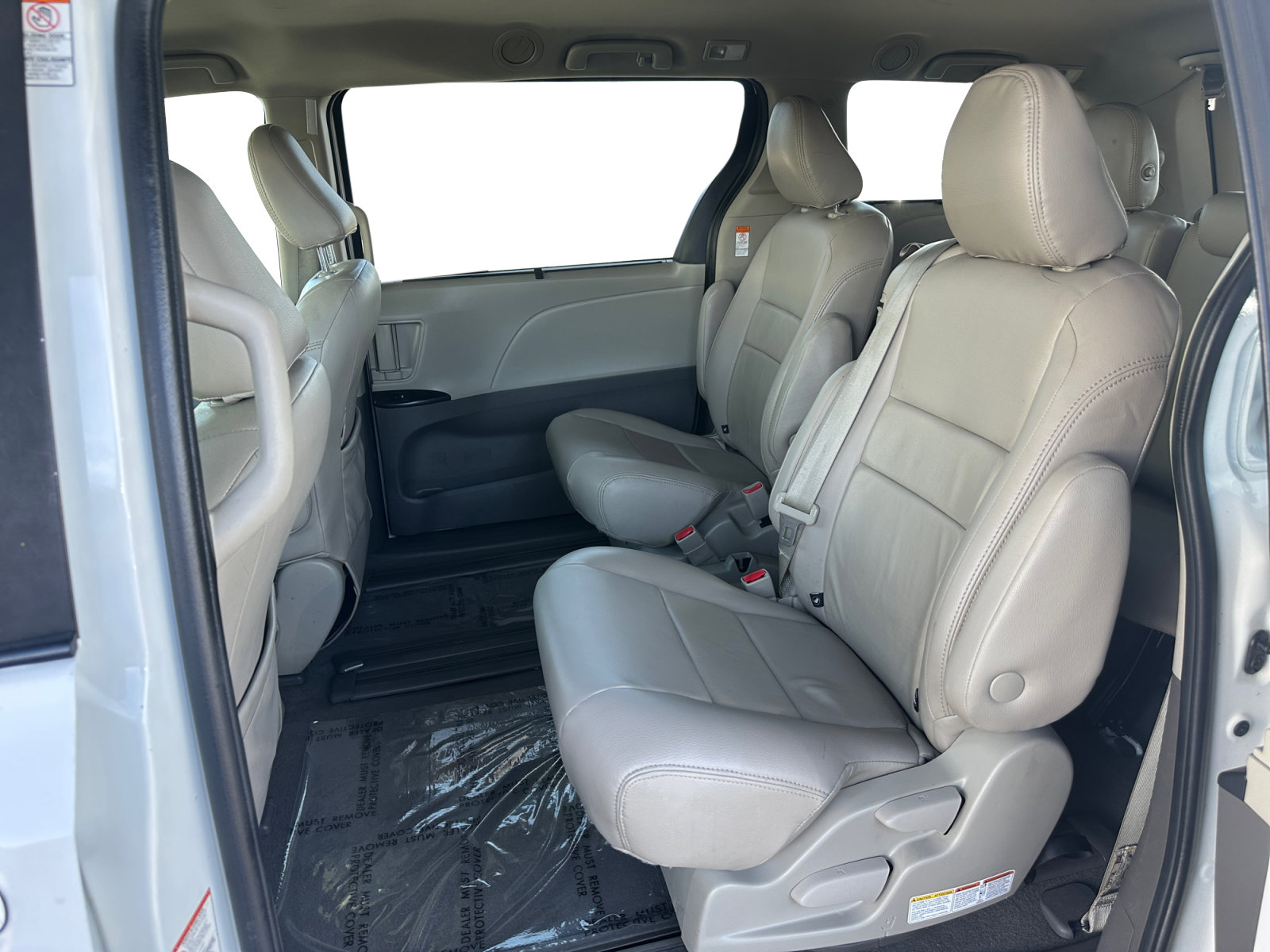 Used 2020 Toyota Sienna LE w/ Carpet Mat Package FWD image 13
