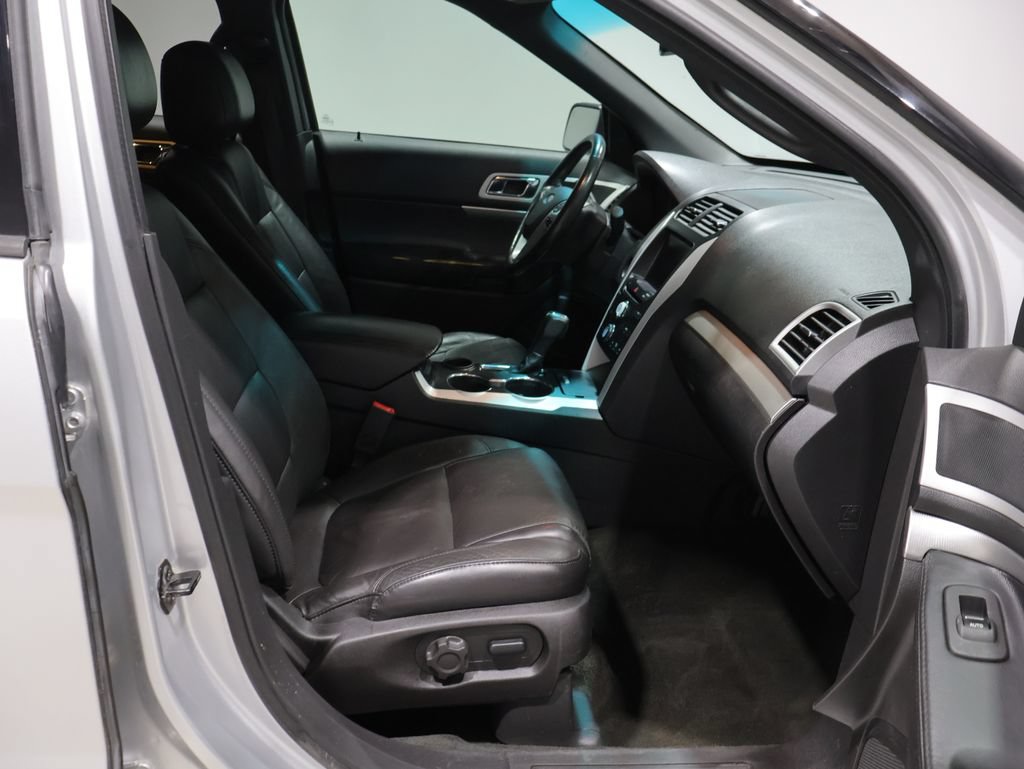 Used 2015 Ford Explorer XLT w/ Equipment Group 202A FWD image 20