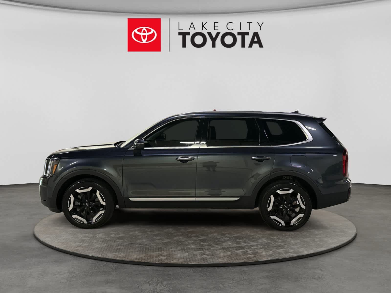 Used 2024 Kia Telluride S w/ S Sunroof Package FWD image 3