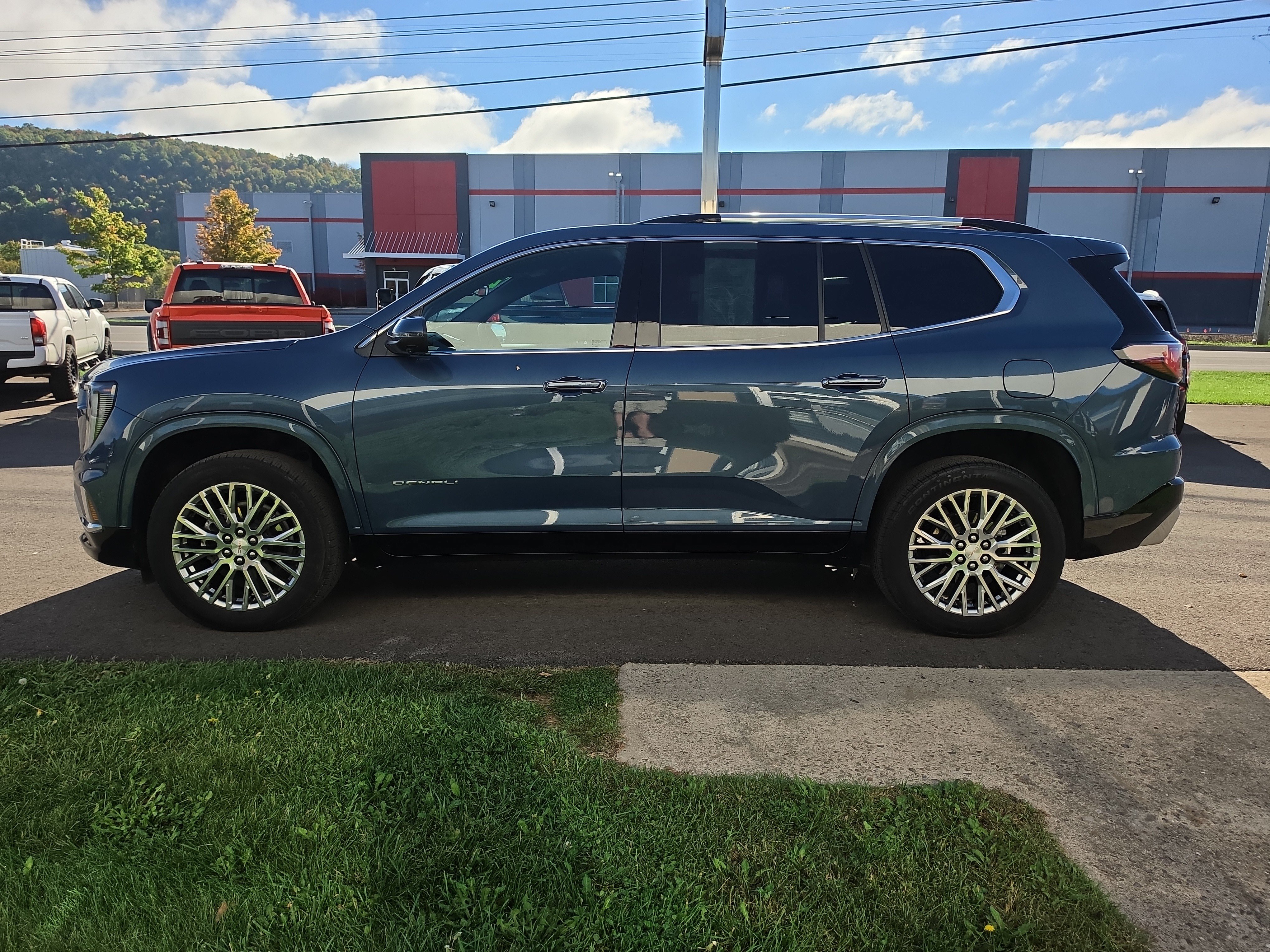 Used 2025 GMC Acadia Denali w/ LPO, Floor Liner Package AWD/4WD image 7