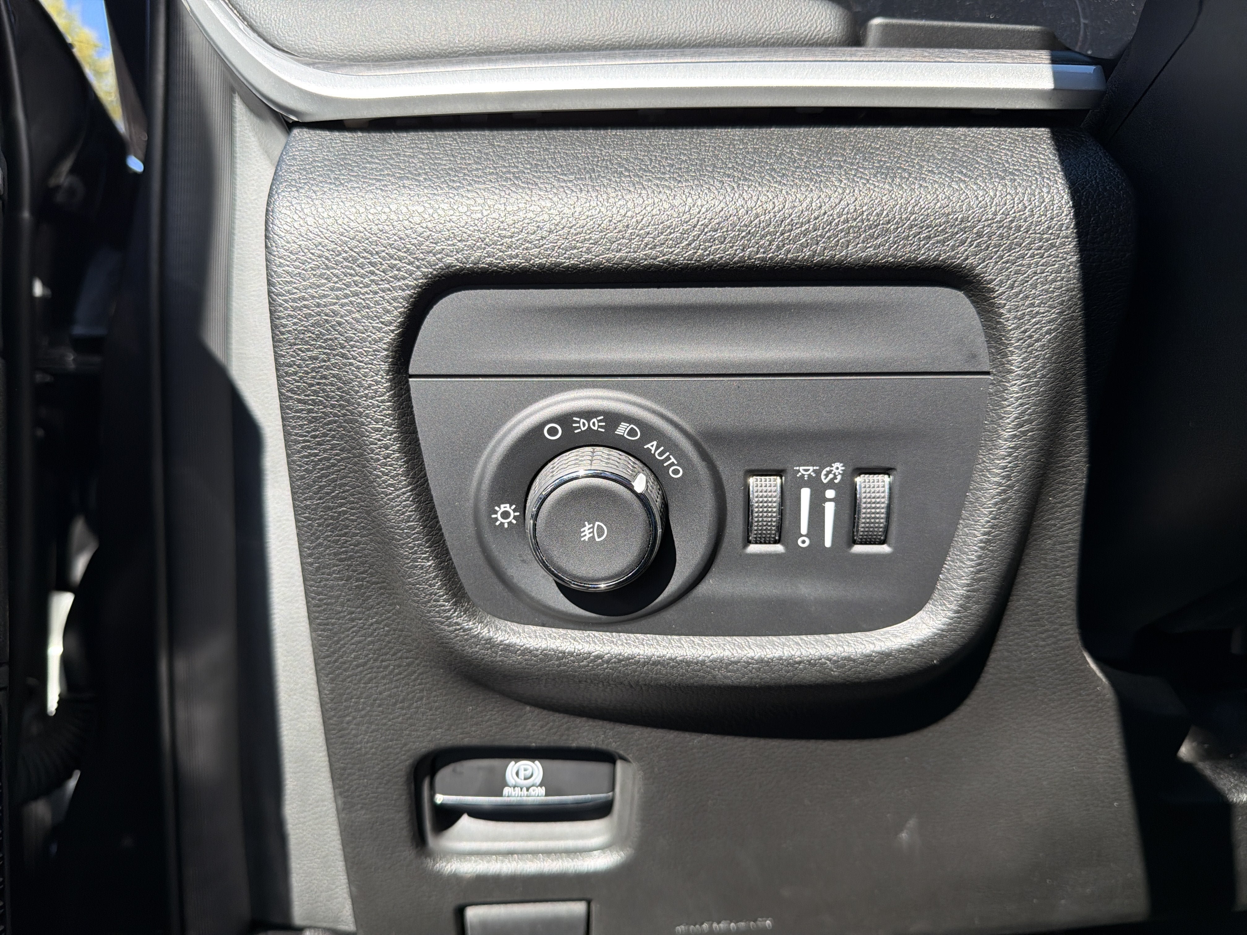 Used 2024 Jeep Grand Cherokee Limited w/ Black Appearance Package AWD/4WD image 15