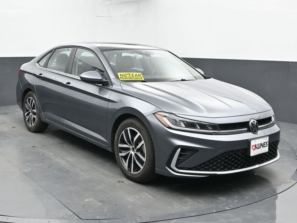 Used 2025 Volkswagen Jetta SE image 3