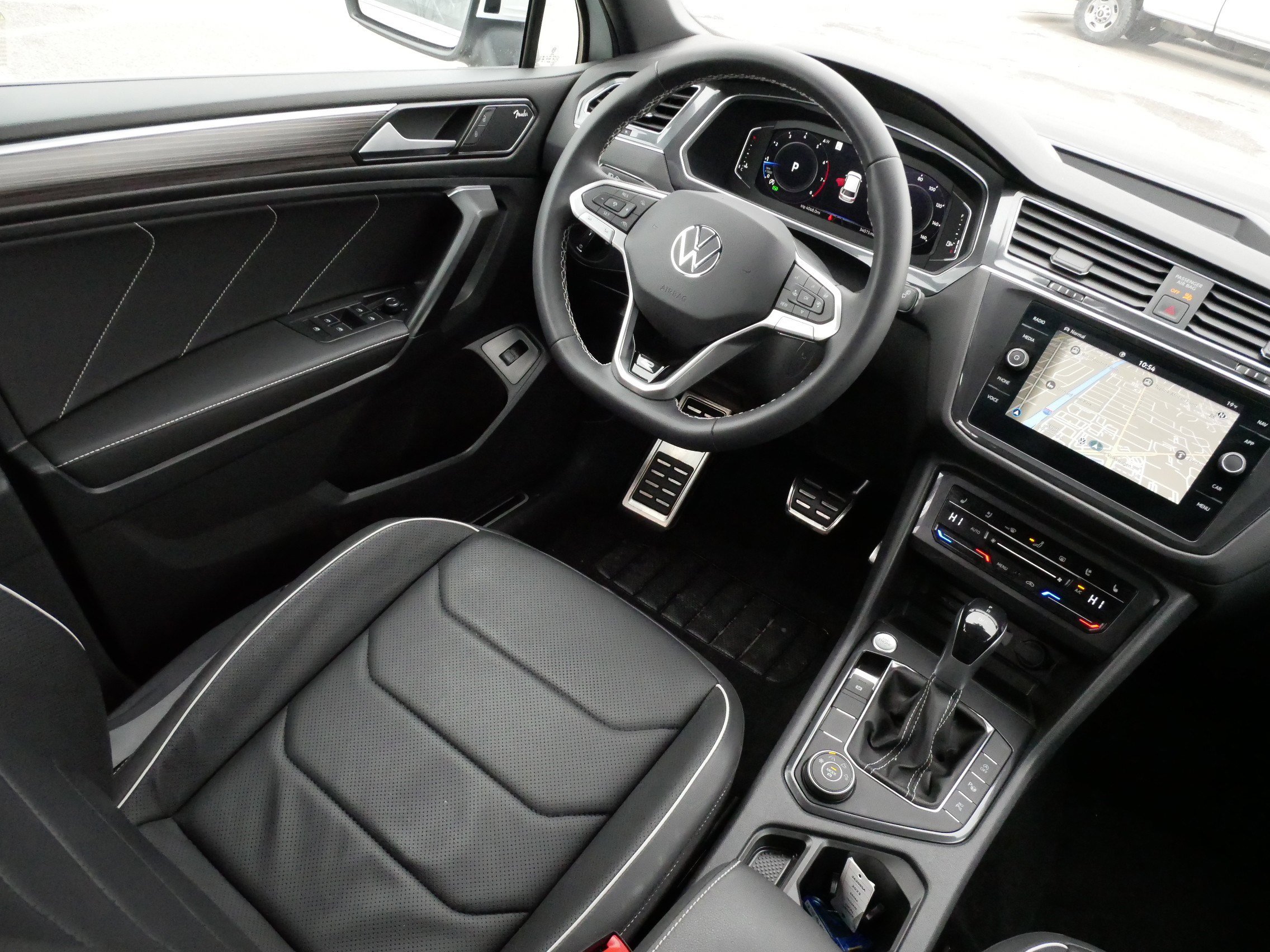 Used 2023 Volkswagen Tiguan SEL R-Line image 9