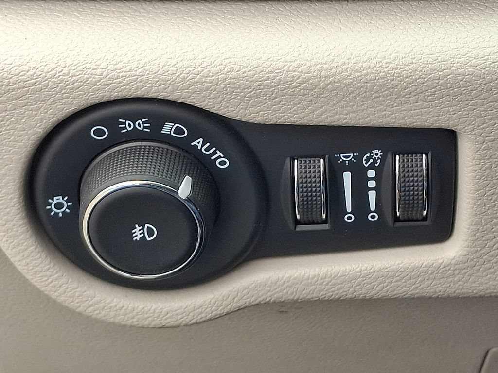 Used 2024 Chrysler Pacifica Touring-L FWD image 23