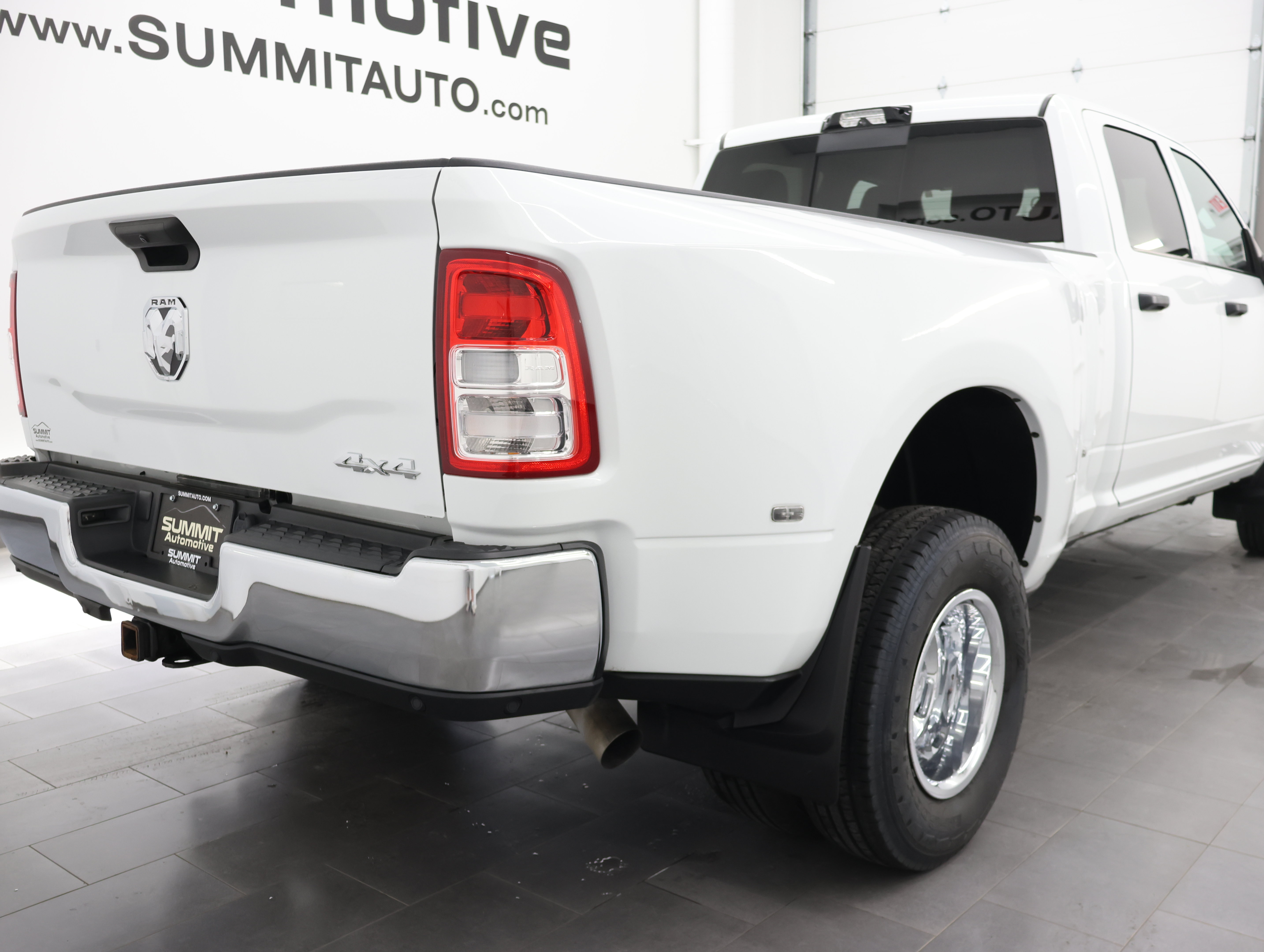 Used 2024 RAM 3500 Tradesman w/ Chrome Appearance Group AWD/4WD image 4