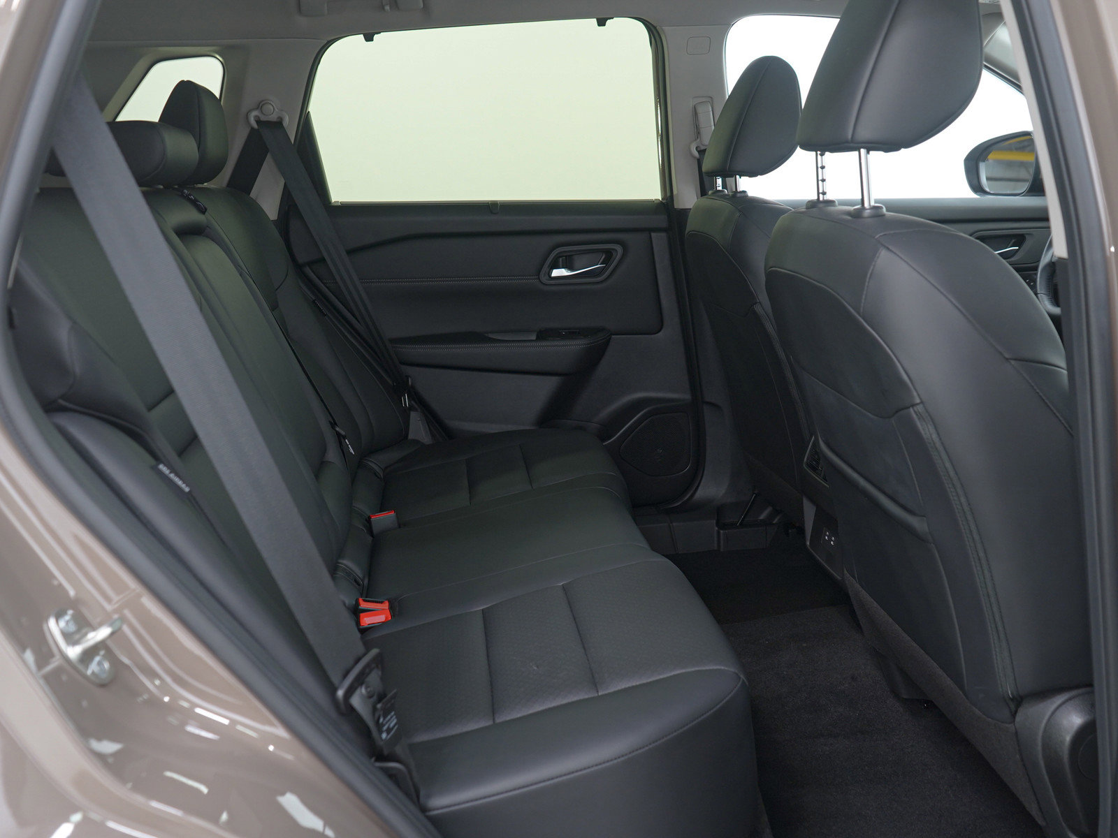 Used 2024 Nissan Rogue SV w/ SV Premium Package image 14