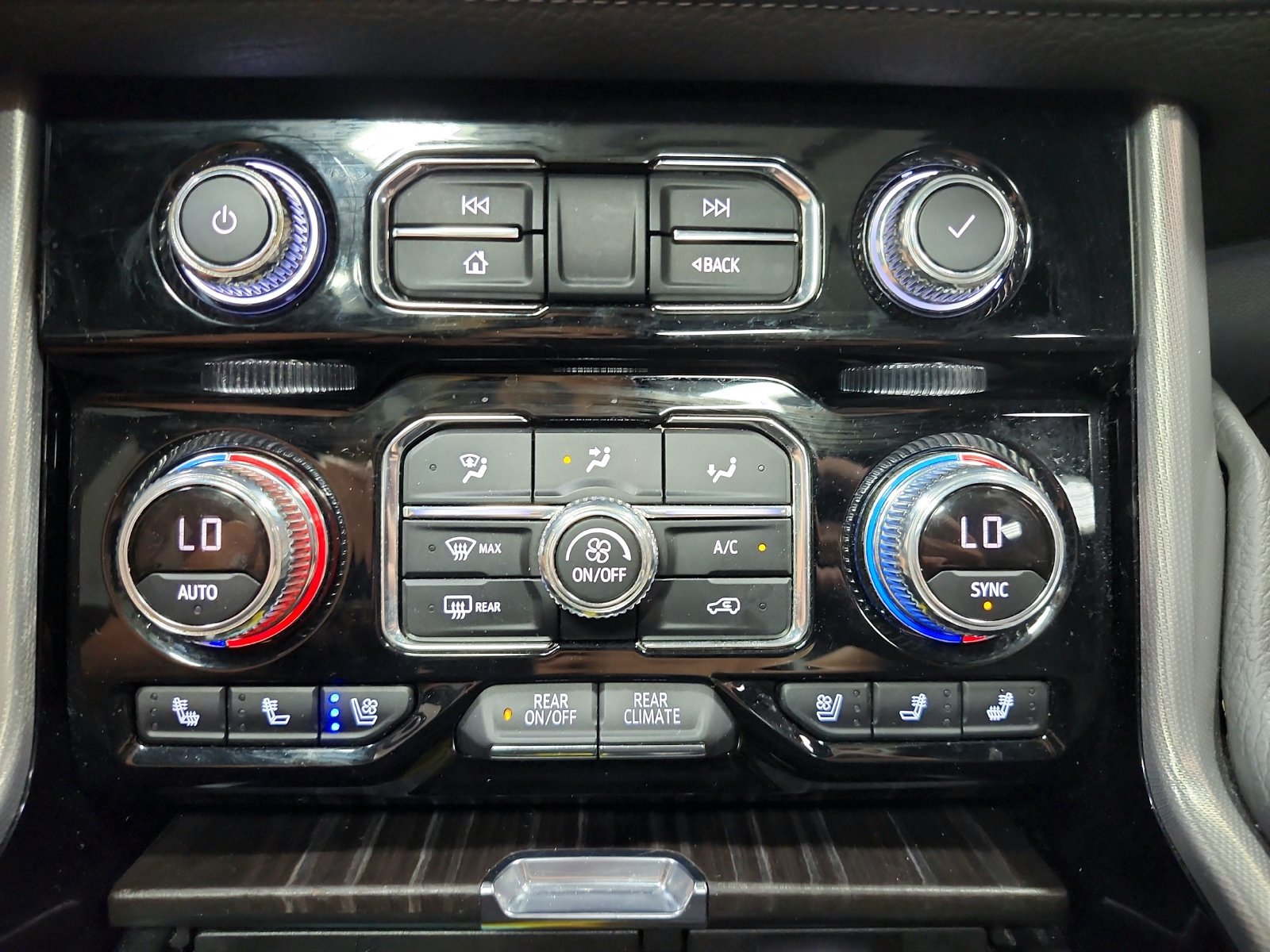 Used 2021 GMC Yukon Denali w/ Denali Premium Package AWD/4WD image 18