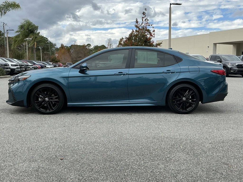 Used 2025 Toyota Camry SE image 3