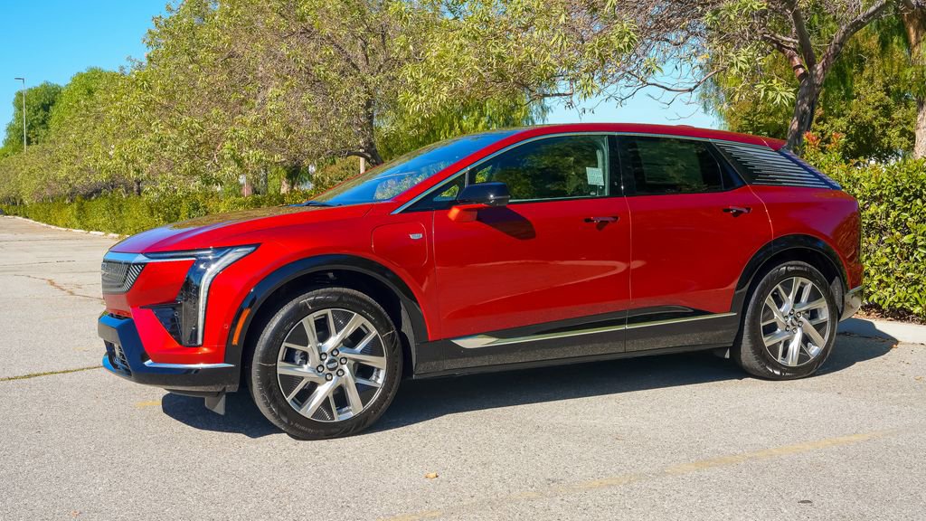 New 2026 Cadillac Optiq Luxury 1 image 8