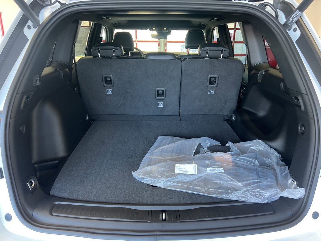 New 2025 Jeep Grand Cherokee Altitude image 24