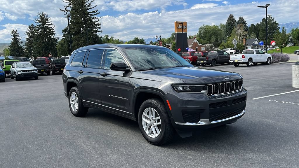 Used 2022 Jeep Grand Cherokee L Laredo w/ Luxury Tech Group I AWD/4WD image 3