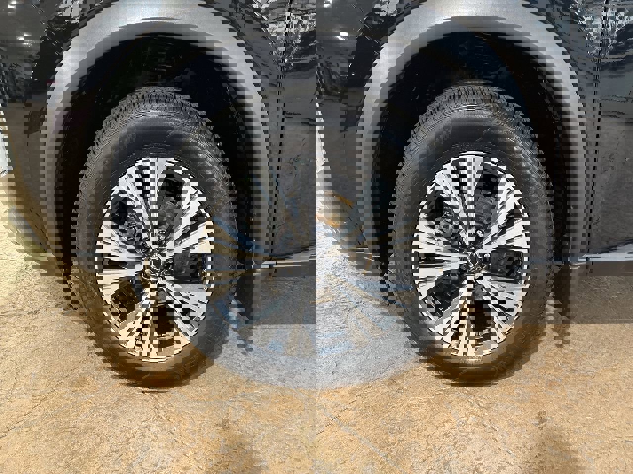 Used 2023 Nissan Rogue SV image 10