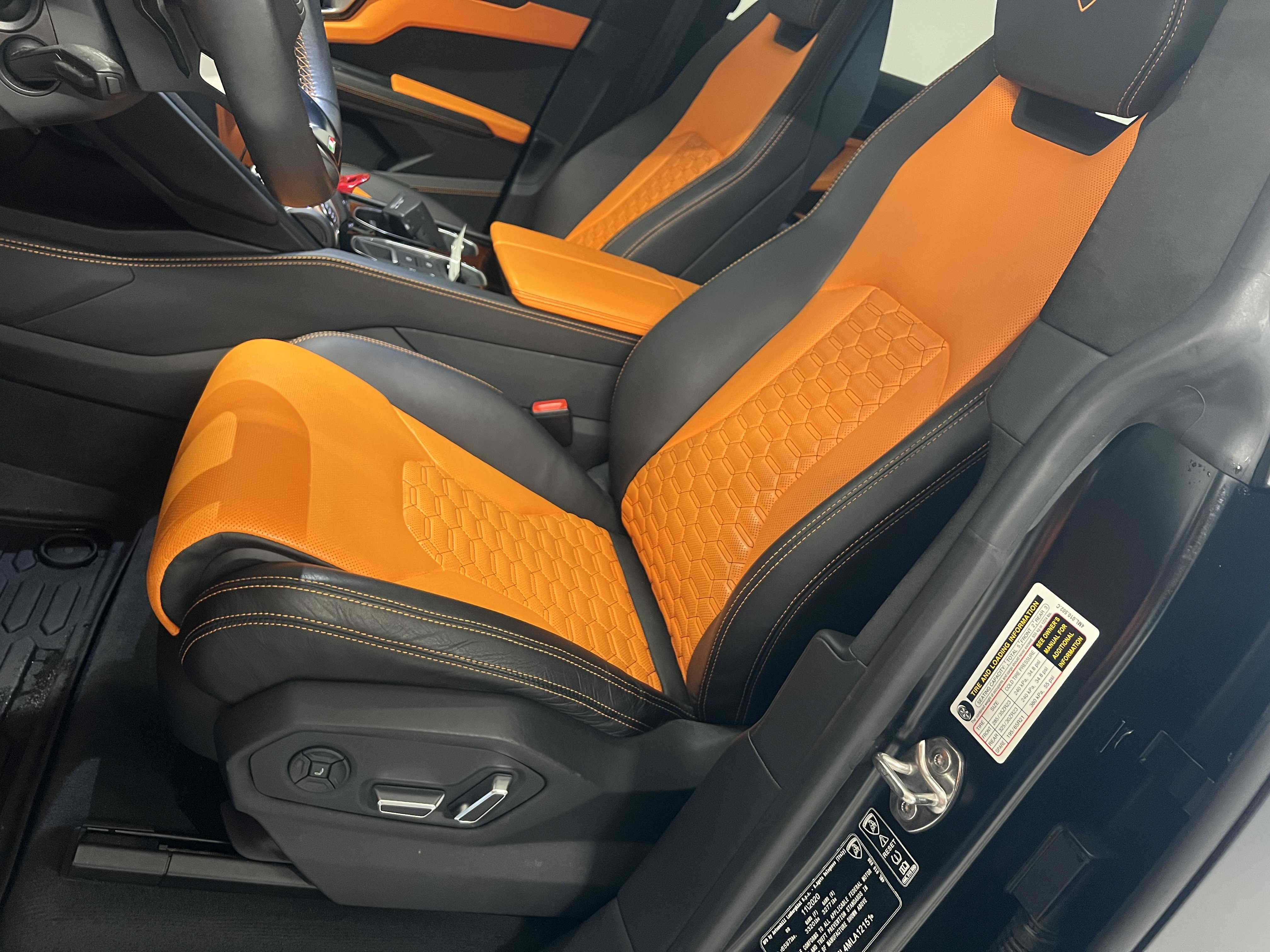 Used 2021 Lamborghini Urus AWD/4WD image 15
