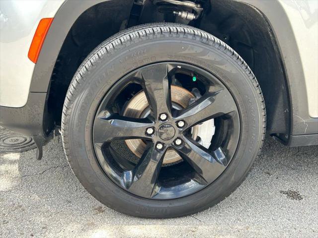 Certified 2024 Jeep Grand Cherokee Limited w/ Black Appearance Package image 26