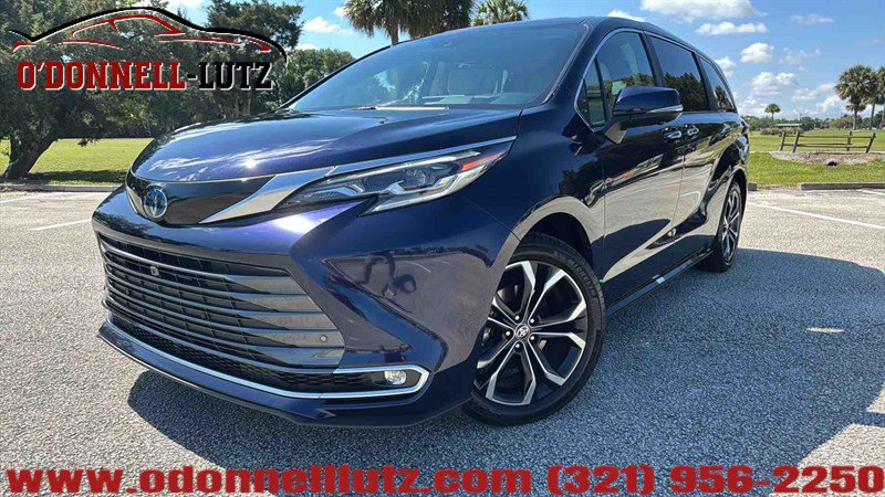 Used 2025 Toyota Sienna Platinum image 1