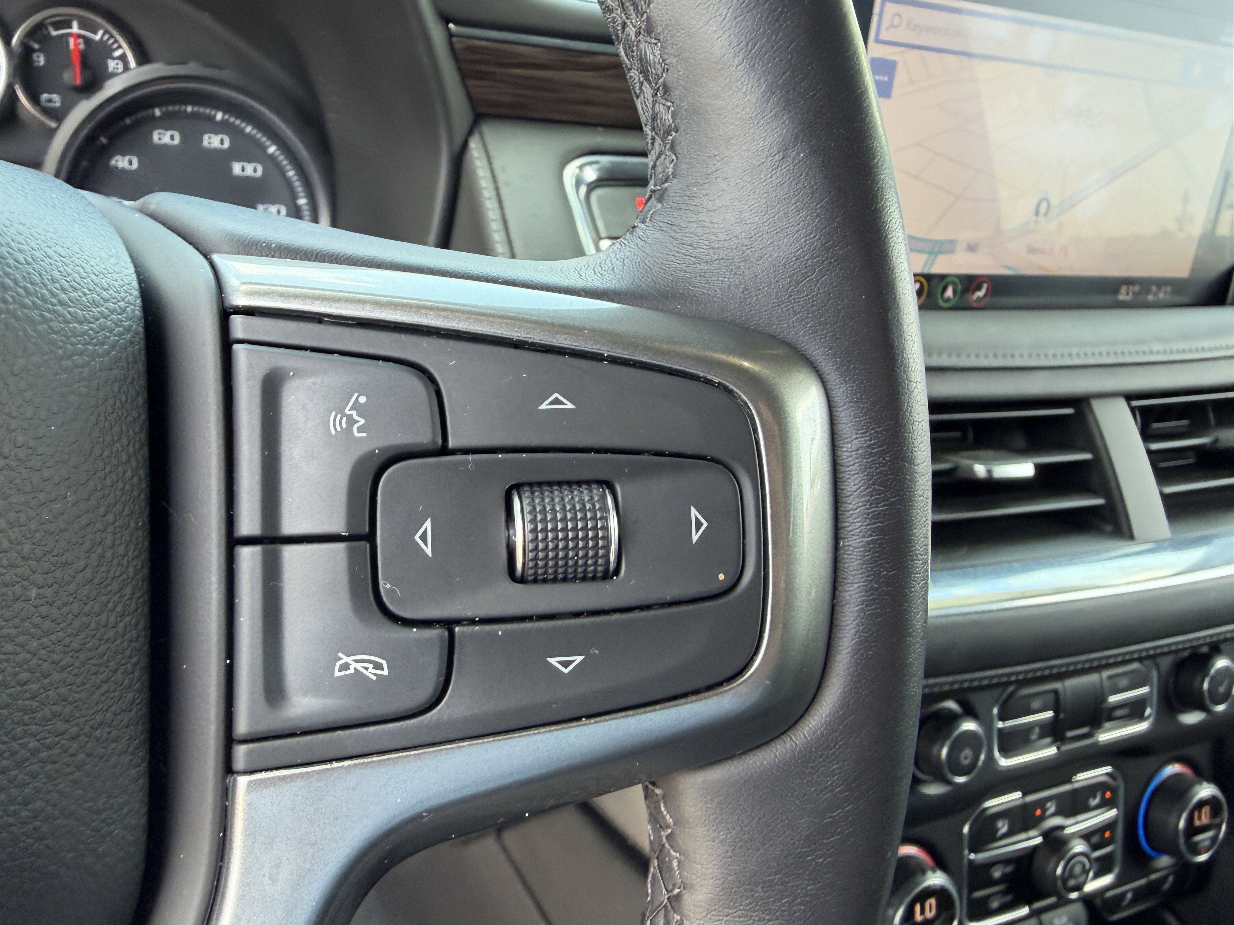 Used 2021 Chevrolet Tahoe Z71 w/ Luxury Package AWD/4WD image 32